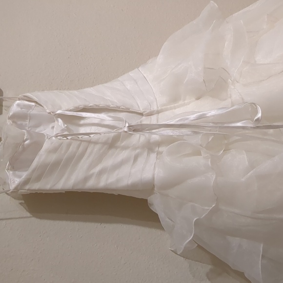 Stunning Allure Bridals Ivory Wedding Dress Size 4 - Picture 10 of 13